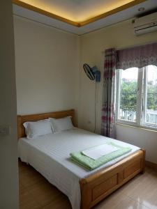 河内Nhà nghỉ Diễm Quỳnh Nội Bài的一间卧室配有一张带绿毛巾的床