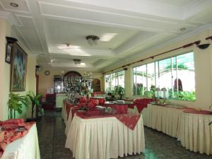 芹苴西贡芹苴酒店的餐厅设有红色和白色桌布桌
