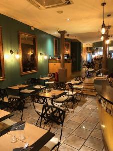 巴黎格兰德杜卡尔瓦多斯酒店的一间在房间内配有桌椅的餐厅