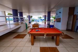 纳塔尔H Ponta Negra Beach的一张位于房间中间的台球桌