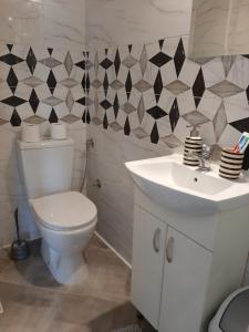贝尔格莱德White City 1 Apartment的浴室配有白色卫生间和盥洗盆。