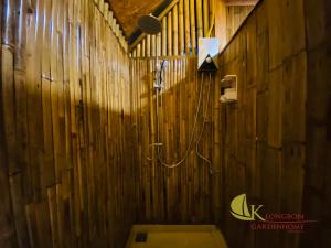 瑶亚岛KLONGBON GARDEN HOME Koh Yao Yai的浴室设有木墙和卫生间