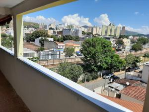 阿帕雷西达Pousada Pena的阳台享有城市美景。