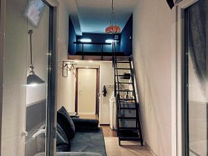 敖德萨Marinesko Apartments的一间带楼梯的客厅和一间带沙发的房间
