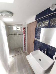 坎昆Casa Soliman - Cancun Centro Market28 Cable TV HBO FOX Netlix的浴室配有白色水槽和淋浴。