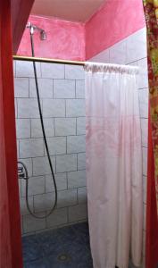 波拉波拉夕阳山别墅的浴室内配有淋浴帘。