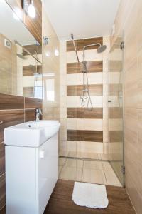 科沃布热格Apartamenty Robi的一间带水槽和淋浴的浴室