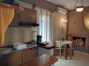 阿吉奥斯伊欧尼斯卡捷琳娜公寓的一间带桌子的厨房和一间带饭厅的厨房