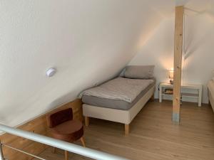 亚琛Apartment Brander Blick的一间小房间,阁楼上配有一张床