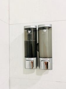 马德里Reina Victoria 46的两个咖啡壶挂在墙上