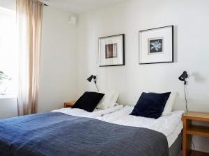 斯特伦斯塔德6 person holiday home in STR MSTAD的卧室配有一张床,墙上挂有两张照片