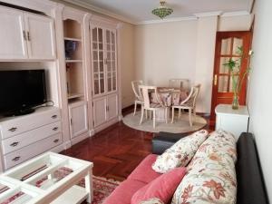 坎加斯德穆拉索Rotonda da Pedra Alta Apartamento的客厅配有沙发和桌子
