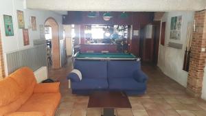 布拉内斯伊莎贝尔旅馆的客厅配有台球桌和沙发