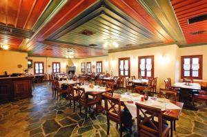切佩洛沃芭比格迪斯酒店 的一间在房间内配有桌椅的餐厅
