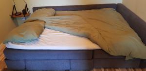 霍夫多普JaBaKi Child friendly home的床上有2个枕头