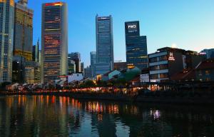 新加坡Heritage Collection on Boat Quay - South Bridge Wing的城市天际线,河边有高楼