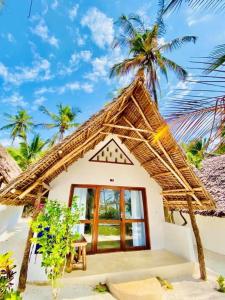 米查维Mnana Beach Bungalows的茅草屋顶的小房子