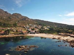 O PindoCasa Porto de Quilmas的享有海滩美景,后面是城镇