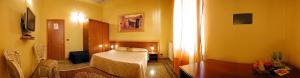 佛罗伦萨拉鲁娜宾馆的卧室配有一张床和一张桌子