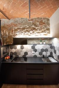 阿雷佐Fioraia5 Dimora的厨房配有黑色柜台和水槽