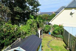 佩伦波斯Gwel Angarder的享有带太阳能电池板的房子的空中景致