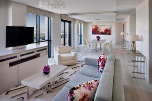 迪拜克里克高地凯悦公寓式酒店的带沙发和电视的客厅