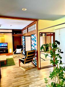 关市Ishimaru House的客厅配有沙发和椅子
