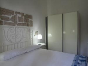 莱波拉诺BREATHTAKING VIEW OF Salento-的卧室配有白色的床和2个衣柜。