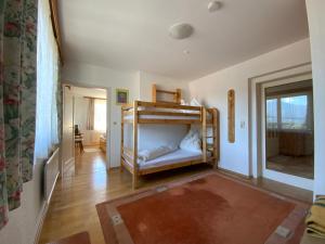 克查赫里派士旅馆的一间设有两张双层床的客房