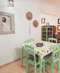 ChanjaniFURAHA VILLA 3的绿色的餐桌和椅子