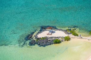 Beau Champ毛里求斯安娜希塔四季度假酒店的海洋岛屿的空中景观