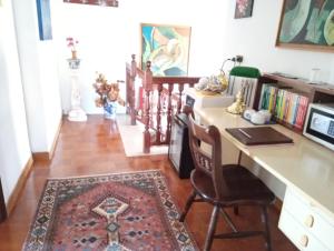 SiliquaVilla Corrias的一个带书桌和地毯的家庭办公室