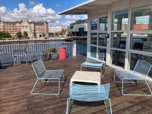 哥本哈根CPH生活酒店的观景甲板上配有四把椅子和一张桌子