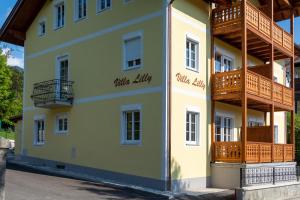 巴德伊舍Villa Lilly - Luxus Appartements im Villenviertel的旁边带阳台的建筑