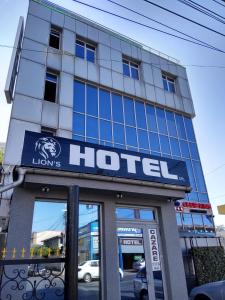 布加勒斯特Lion's Hotel的大楼前的酒店标志