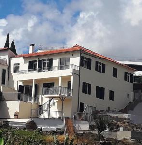 马希库Villa SCIROCCO Madeira - Ocean View的一座大型白色建筑,设有阳台