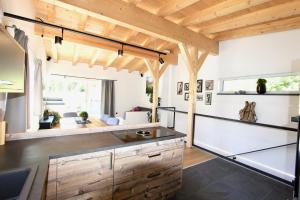 奥克森加滕Chalet Maria的厨房设有木制橱柜和木制天花板。