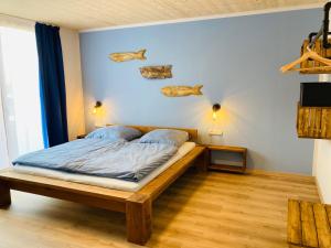比苏姆Ankerix & Deichfix的卧室配有一张墙上有鱼的床