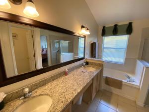 基西米Platinum Vacation Homes的一间带两个盥洗盆和大镜子的浴室