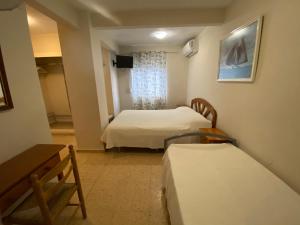 卡尔佩帕克旅馆的小房间设有两张床和窗户