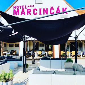 米库洛夫Hotel Marcincak***的酒店玛格丽塔帐篷,在建筑前配有沙发