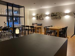 斯利亚奇格林别墅酒店的用餐室配有桌椅和玻璃杯