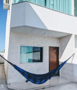 卡波布里奥Duplex Cabo frio I的大楼前的蓝色吊床