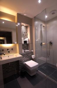 豪士罗希思罗机场大陆酒店的浴室配有卫生间、淋浴和盥洗盆。