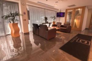 豪士罗希思罗机场大陆酒店的带沙发和桌子的客厅