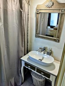 卡米拉日Aelia的一间带水槽和镜子的浴室