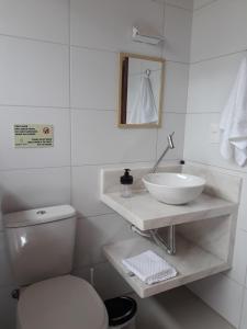 莫罗圣保罗Maré Zen Gamboa的白色的浴室设有水槽和卫生间。
