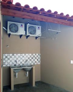 莫罗圣保罗Maré Zen Gamboa的一间带水槽和2台空调的浴室
