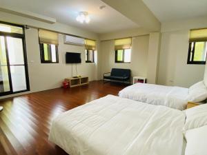 礁溪Home of 120 民宿的酒店客房设有两张床和电视。
