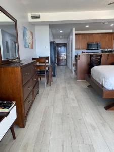 Turtle CoveLa Vista Azul Resort - Studio的一间卧室配有一张床,厨房配有书桌